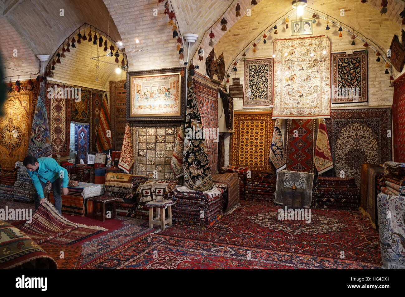 Tienda de alfombras, el Gran Bazar, Isfahan, Irán, Oriente Medio Foto de stock