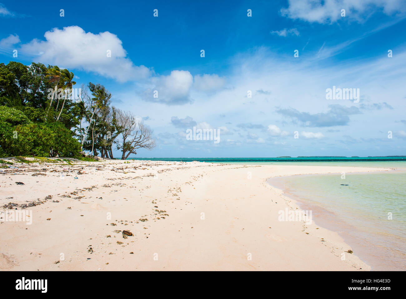 Arena blanca y agua turquesa a Laura (Lowrah) playa, el atolón de Majuro, Majuro, Islas Marshall, Pacífico Sur Foto de stock