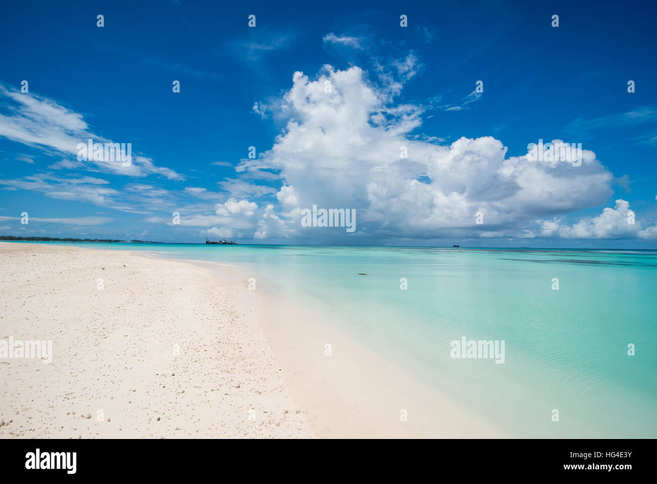 La arena blanca y el agua color turquesa en la hermosa laguna de Funafuti, Tuvalu, Pacífico Sur Foto de stock