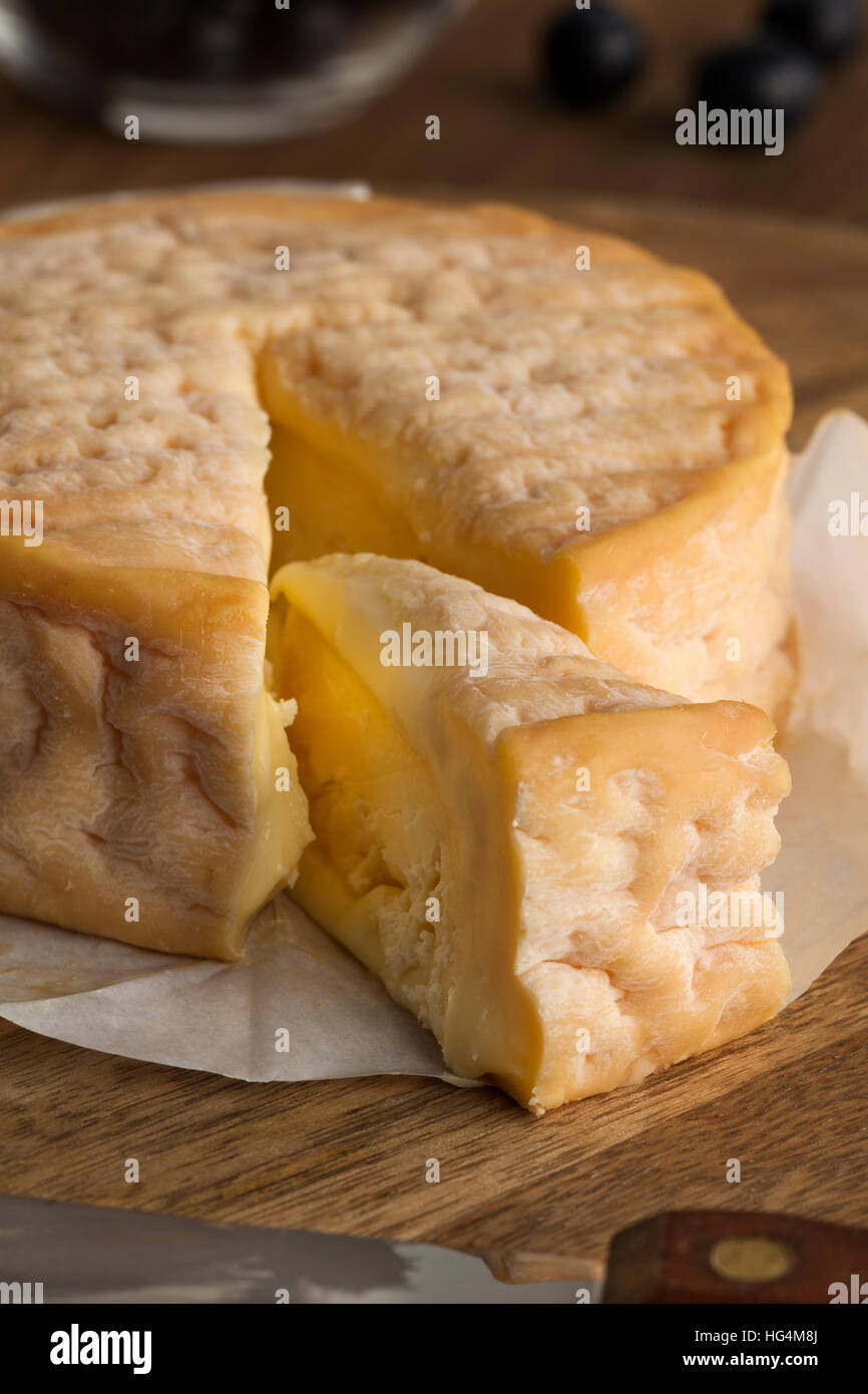 Crema de queso Epoisses maduras y cierre en cuña Foto de stock
