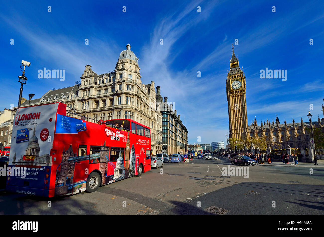 Londres, Inglaterra, Reino Unido. Haga doble decker bus de recorrido turístico en Parliament Square Foto de stock