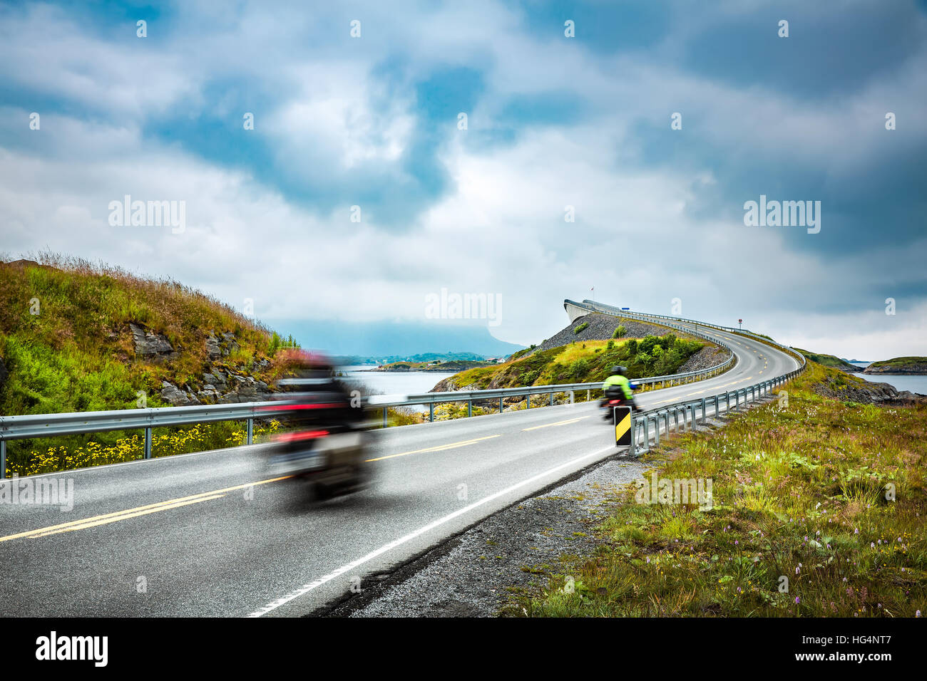 Dos ciclistas en las motocicletas. Carretera del Océano Atlántico o la Carretera del Atlántico (Atlanterhavsveien) ha concedido el título de "construcción de la Centu noruego Foto de stock