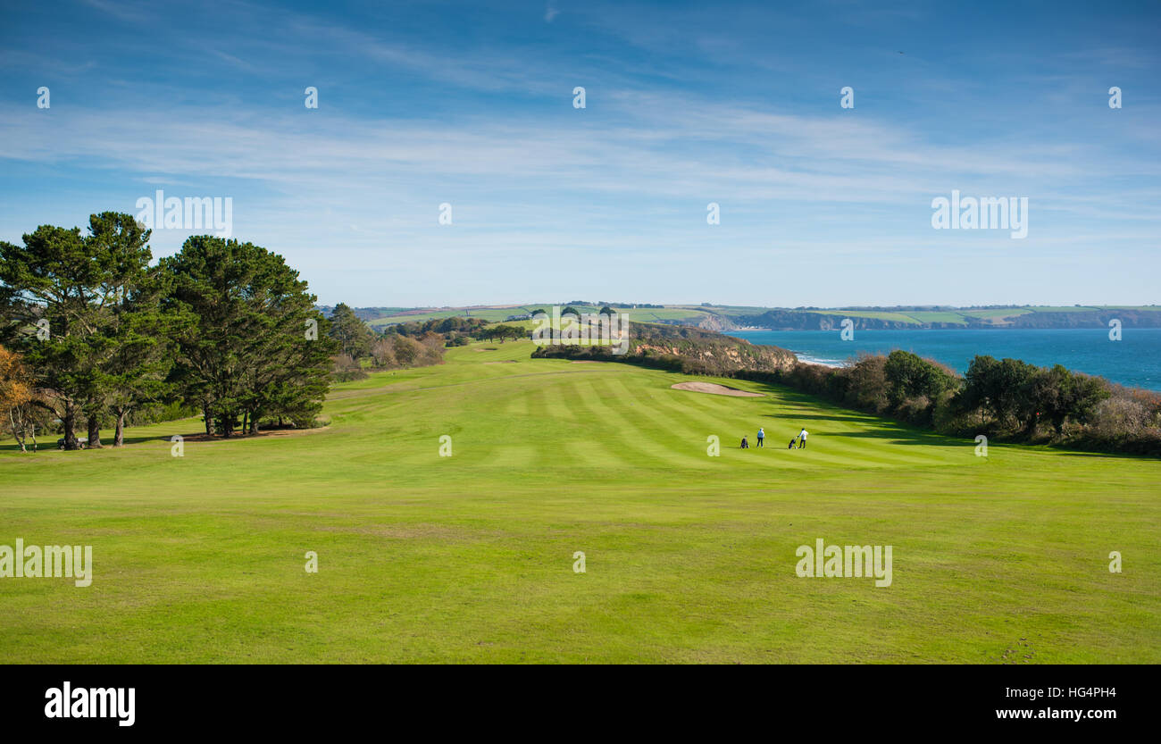 Un bello campo de golf con espectaculares, cerca del mar y del cielo. Foto de stock