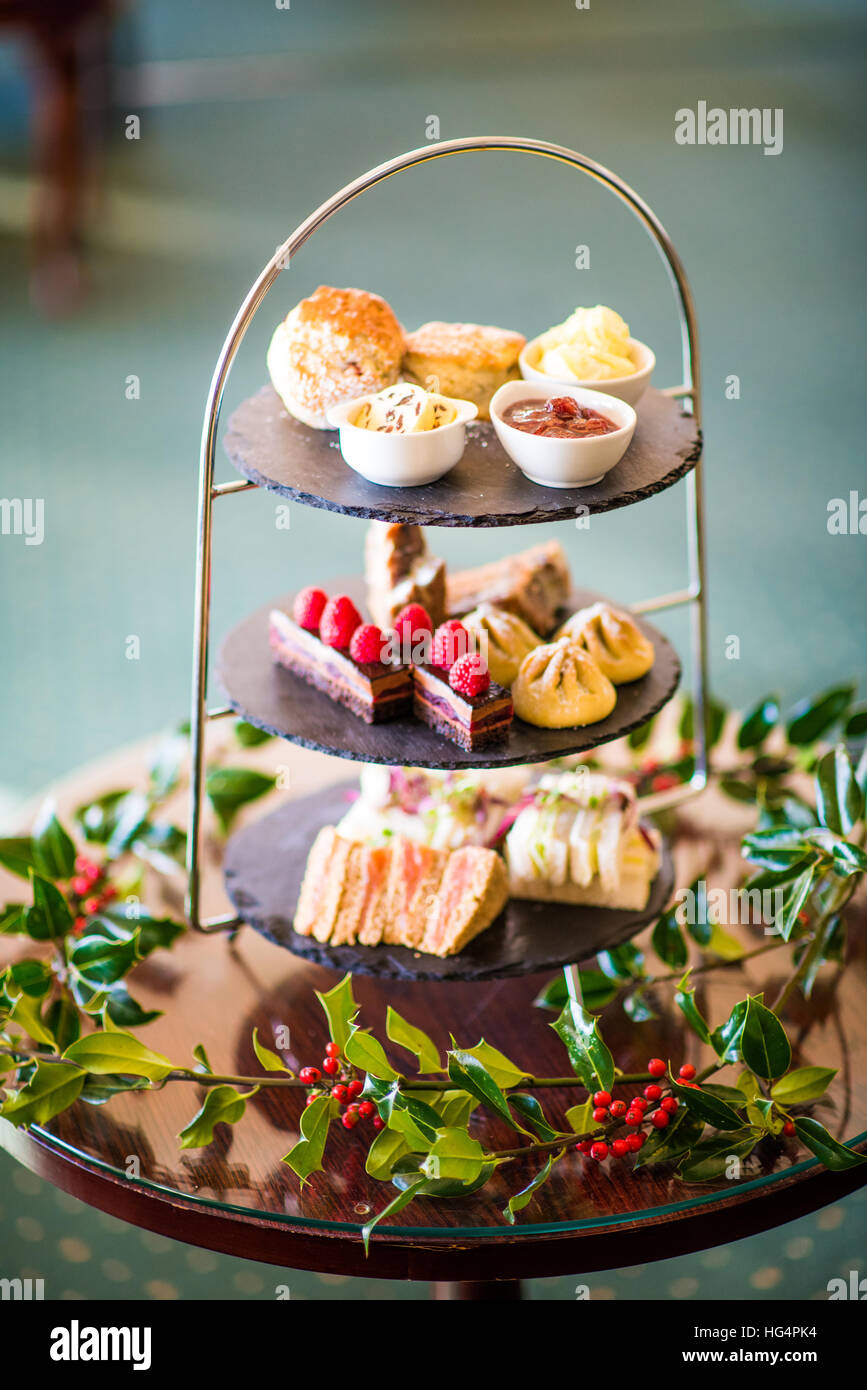 Una fiesta de té con crema inglesa crema coagulado y holly Foto de stock