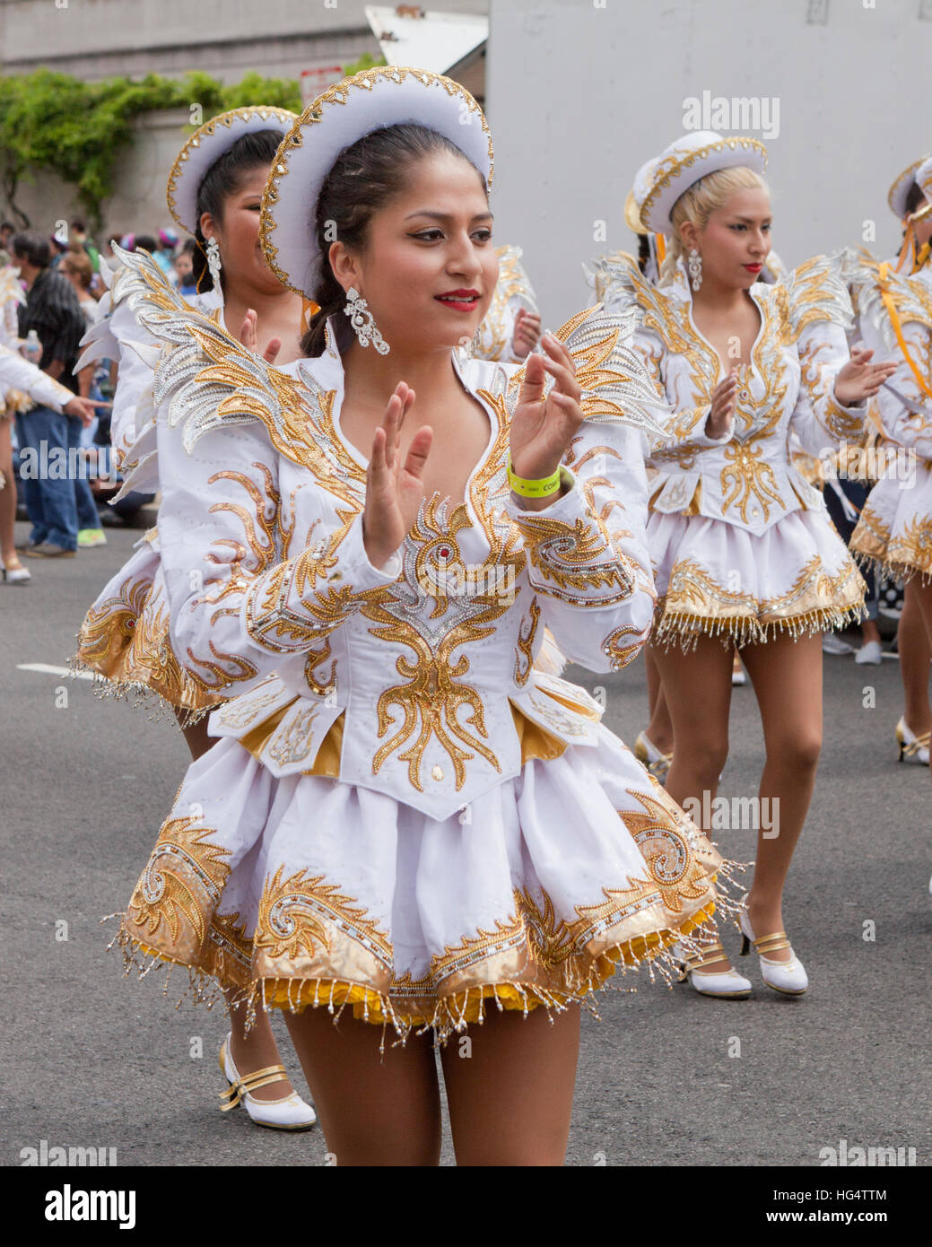 Hembra joven Boliviana tradicional Caporales bailarines en traje en  Festival Latino - Washington, DC, EE.UU Fotografía de stock - Alamy