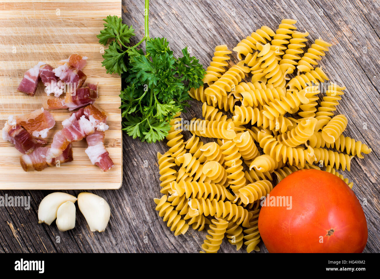 Pasta, tomate, jamón ahumado en luz natural Foto de stock