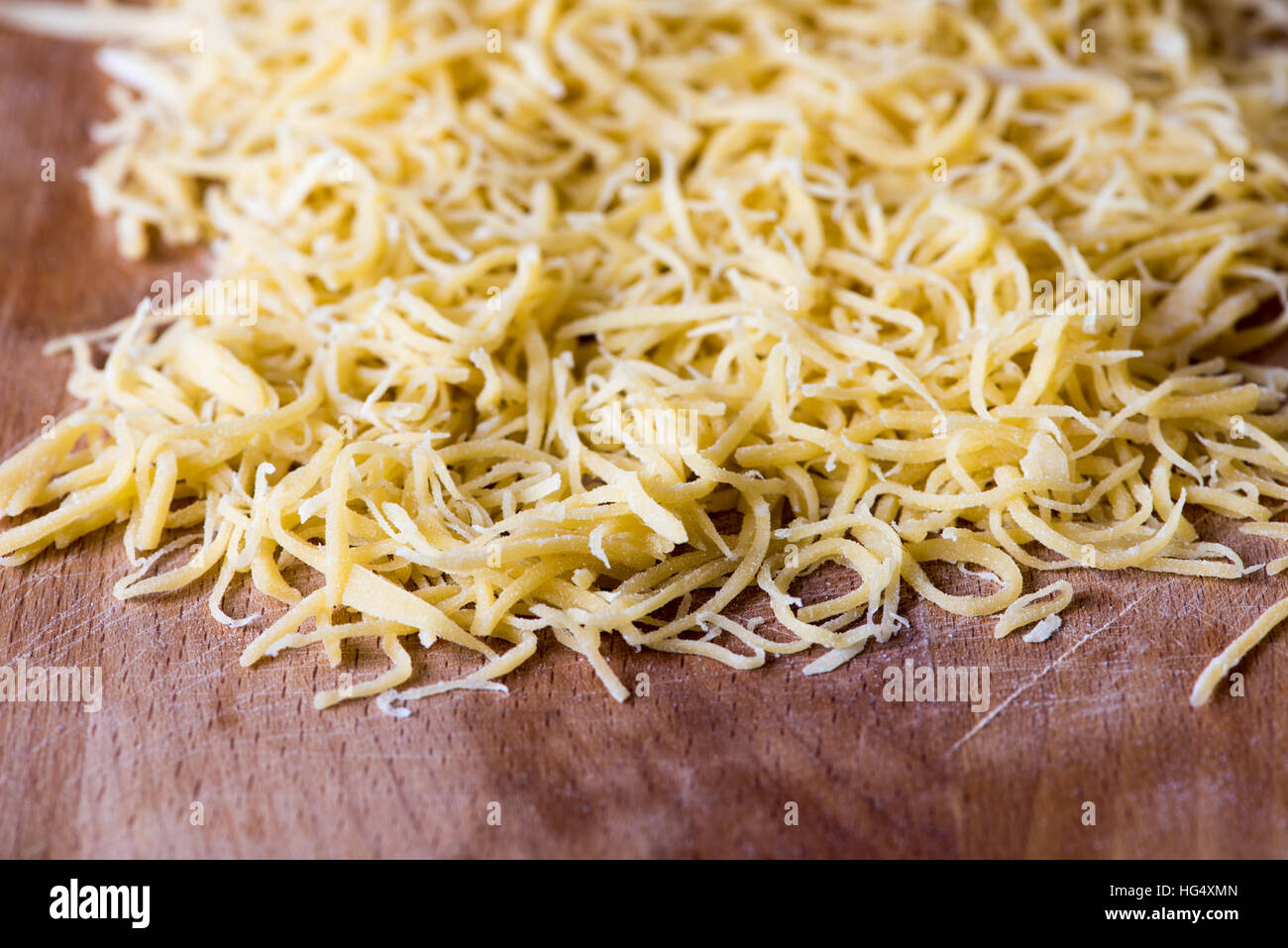 Fideos caseros en la mesa de luz natural Foto de stock