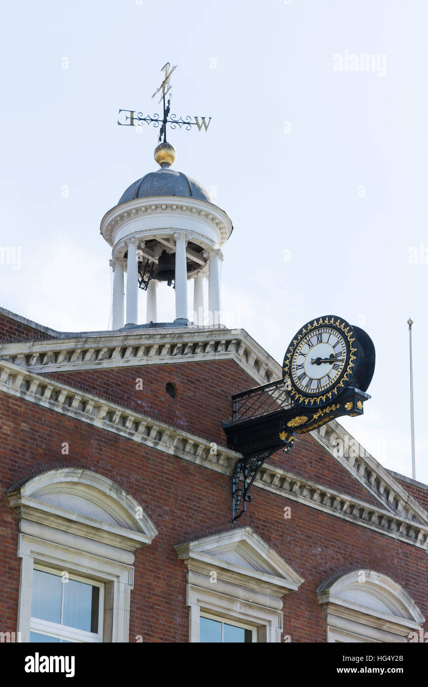 La torre del reloj del siglo XVIII Ayuntamiento, Mercado (Jubileo) Square, Maidstone, Kent, Inglaterra, Reino Unido Foto de stock