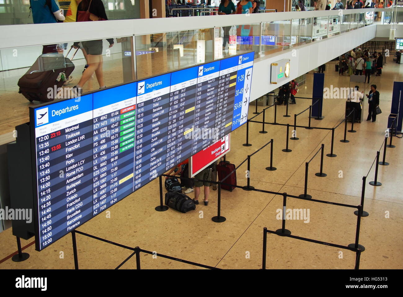 Signo de llegadas y salidas en el aeropuerto de Ginebra Fotografía de stock  - Alamy
