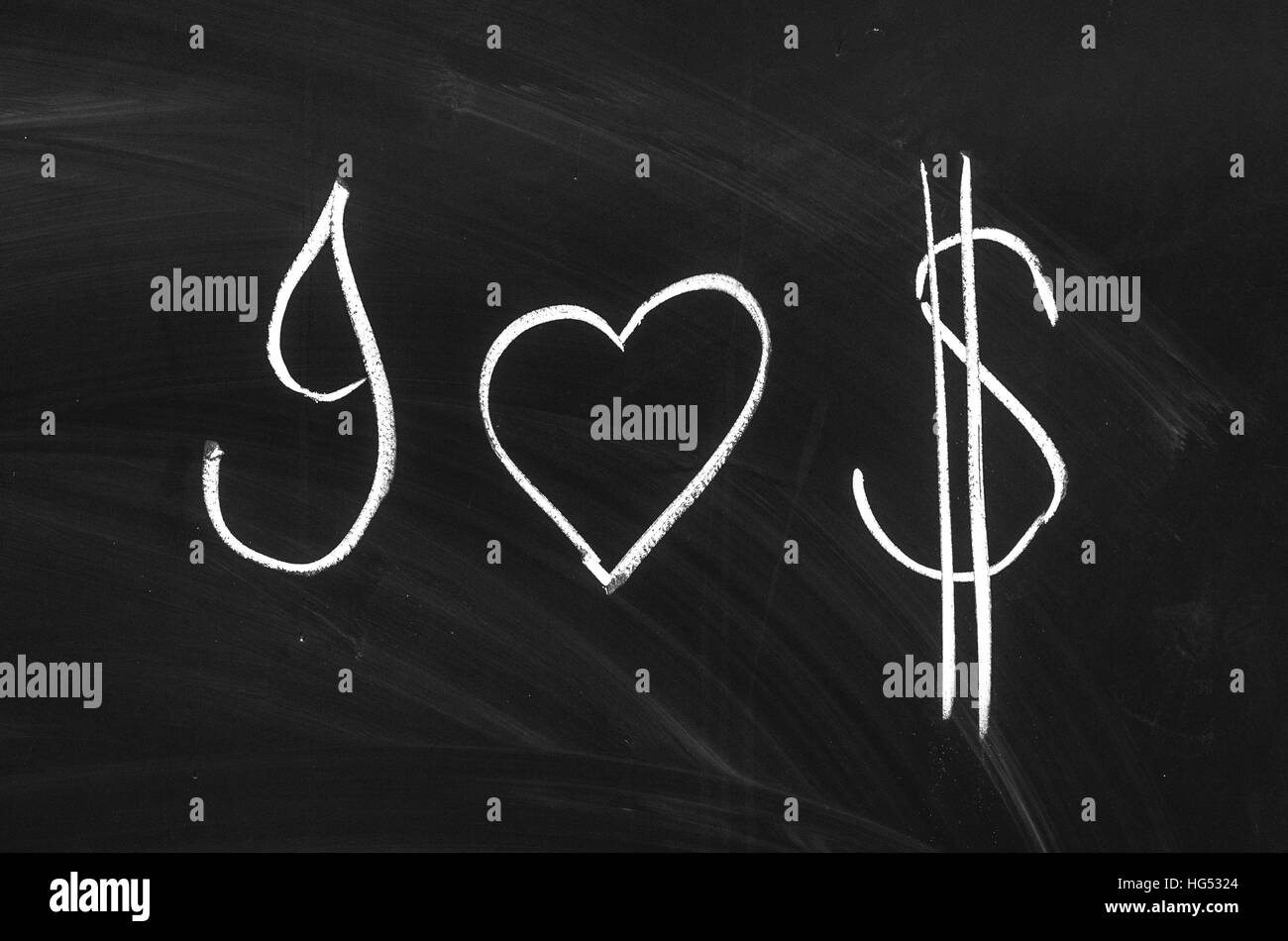 Signo de dólar y forma corazón dibujados en la pizarra Foto de stock