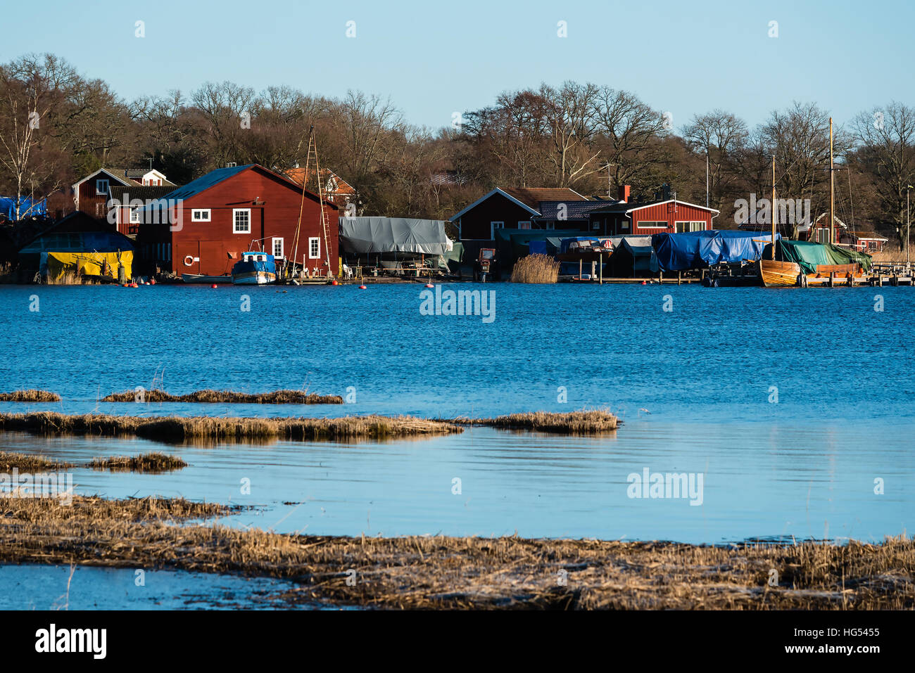 Ronneby, Suecia - 2 de enero de 2017: Documental de estilo de vida costera sueca. El antiguo astillero en Bahía Saxmara vistos desde el otro lado del agua. Foto de stock