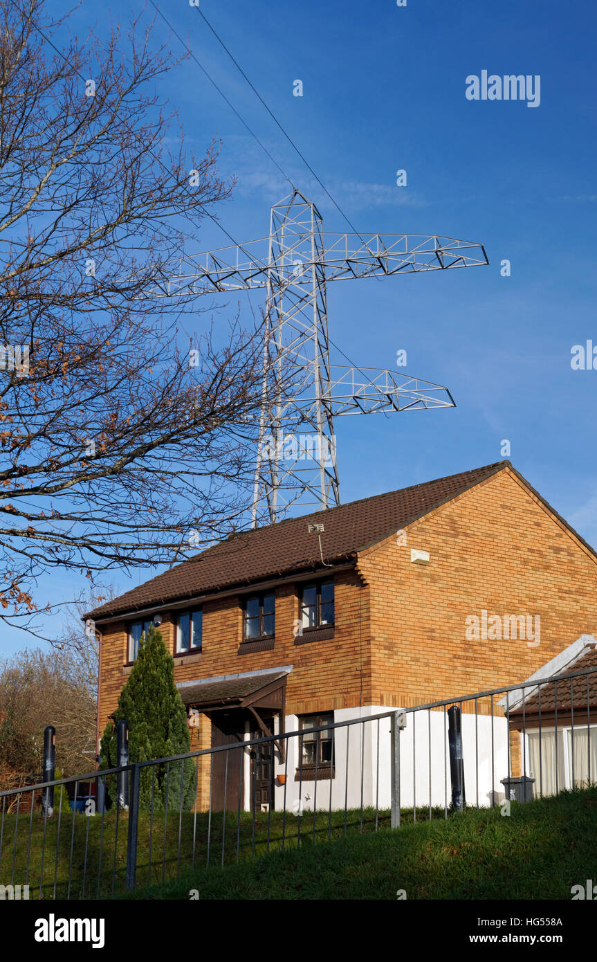 Casa y de líneas eléctricas de alta tensión, Whitchurch, Cardiff, Gales. Foto de stock