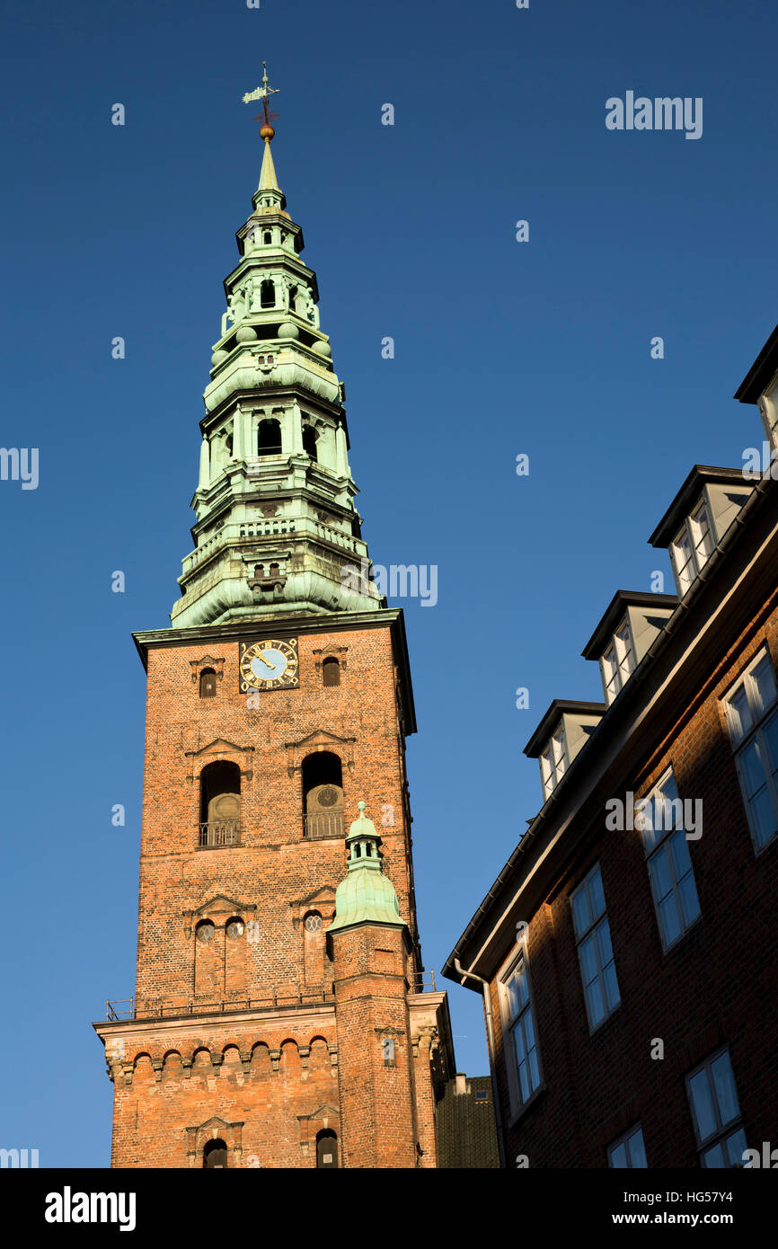 Dinamarca, Copenhague, Admiralgade, espira de antiguo la iglesia San Nicolás, ahora St Nicolaj Kunsthal Centro de Arte Contemporáneo Foto de stock