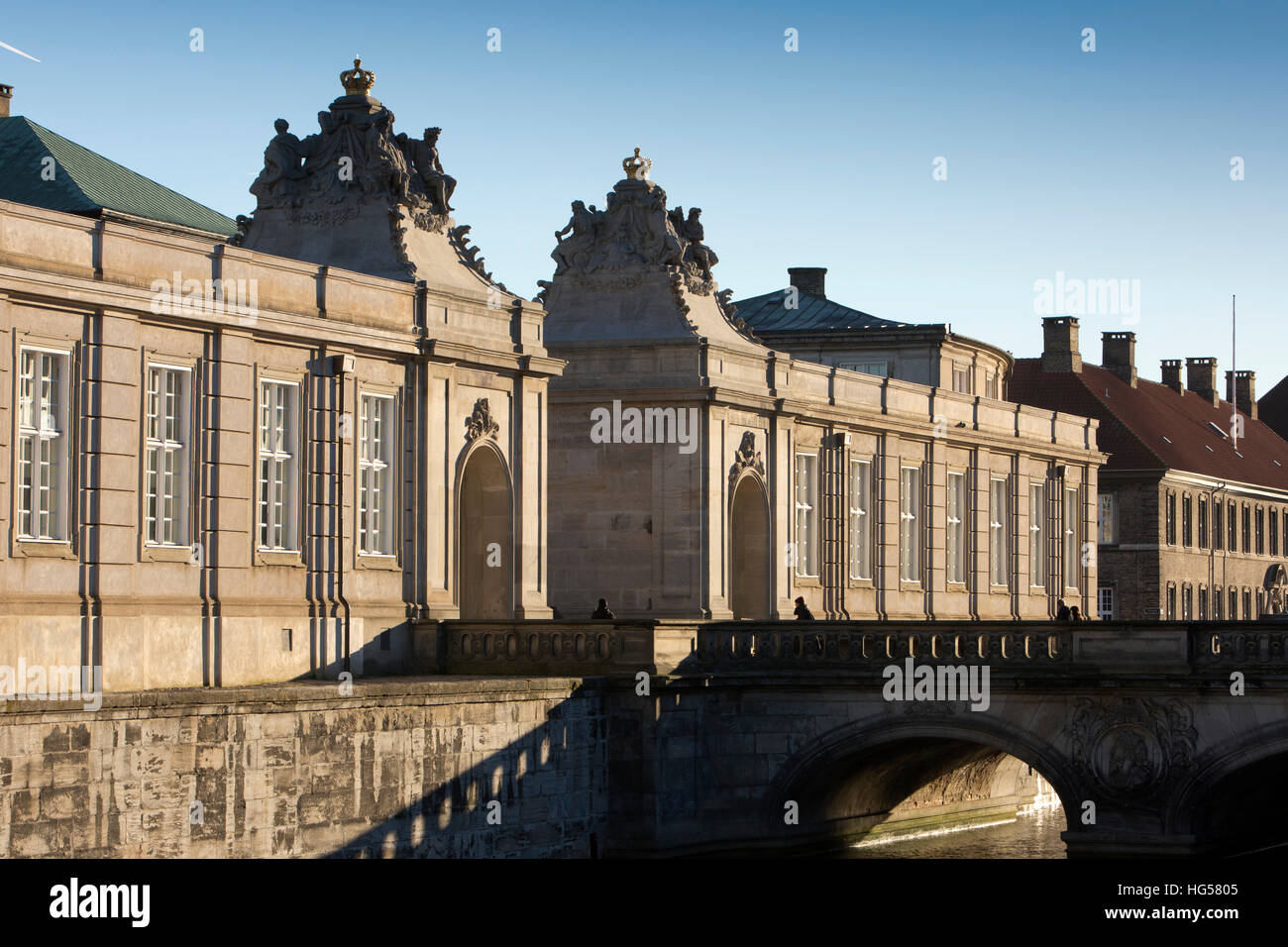 Dinamarca, Copenhague, Krederiksholms Canal, entrada al palacio de Christiansborg Foto de stock
