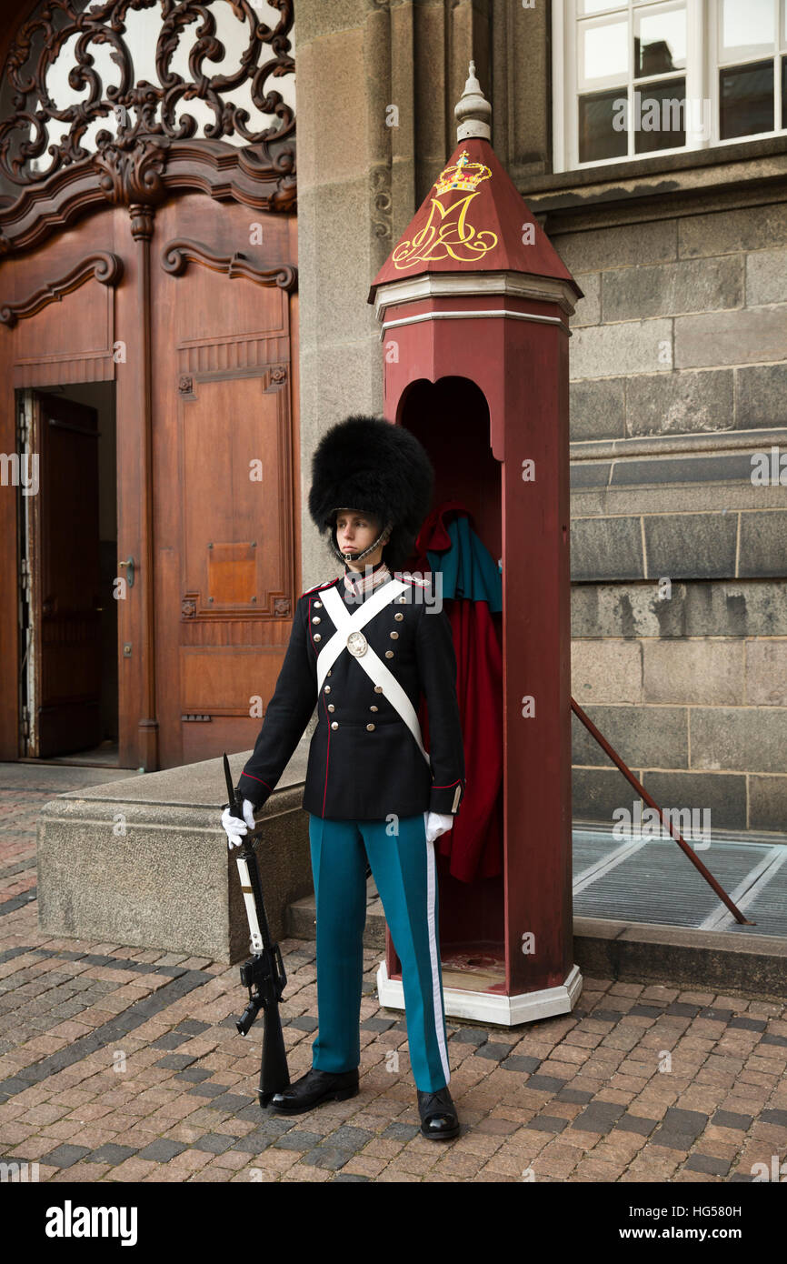 Dinamarca, Copenhague, Christiansborg Palace, patio, soldado en uniforme de la guardia custodiando la entrada Foto de stock
