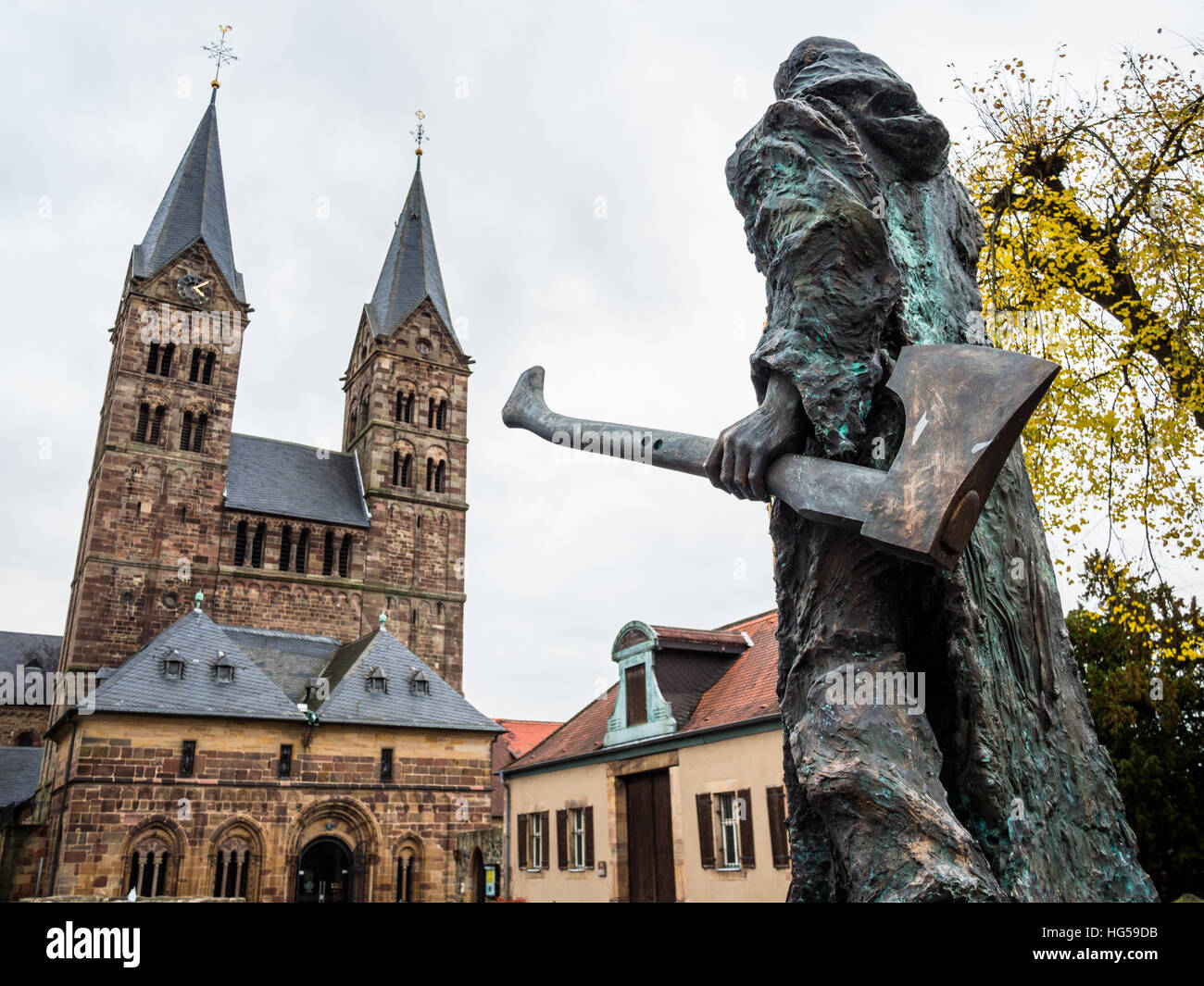Bonifatius en frente de la catedral en Fritzlar Foto de stock
