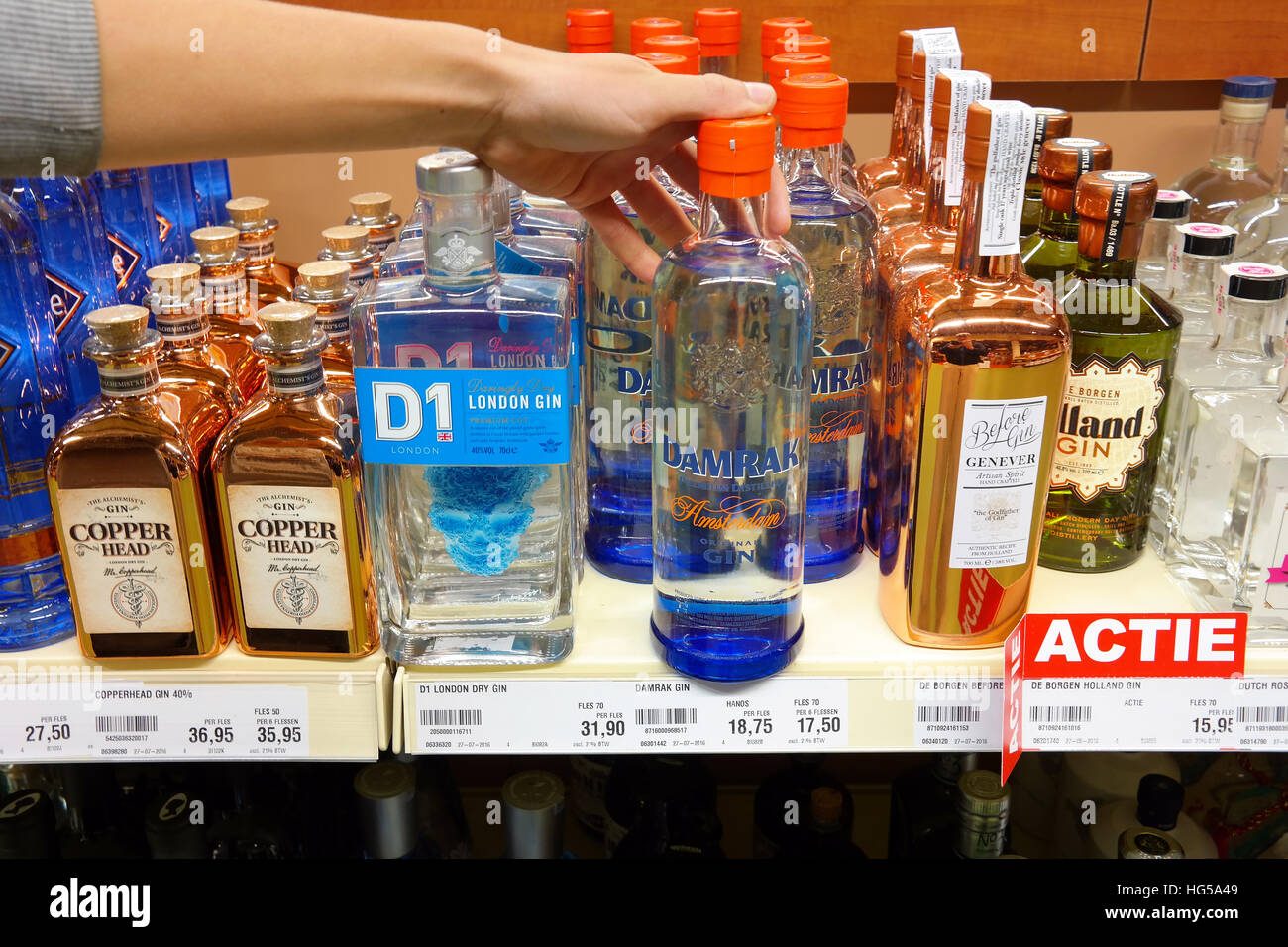 Una selección de botellas de ginebras ofrecidos en una tienda de licor Foto de stock