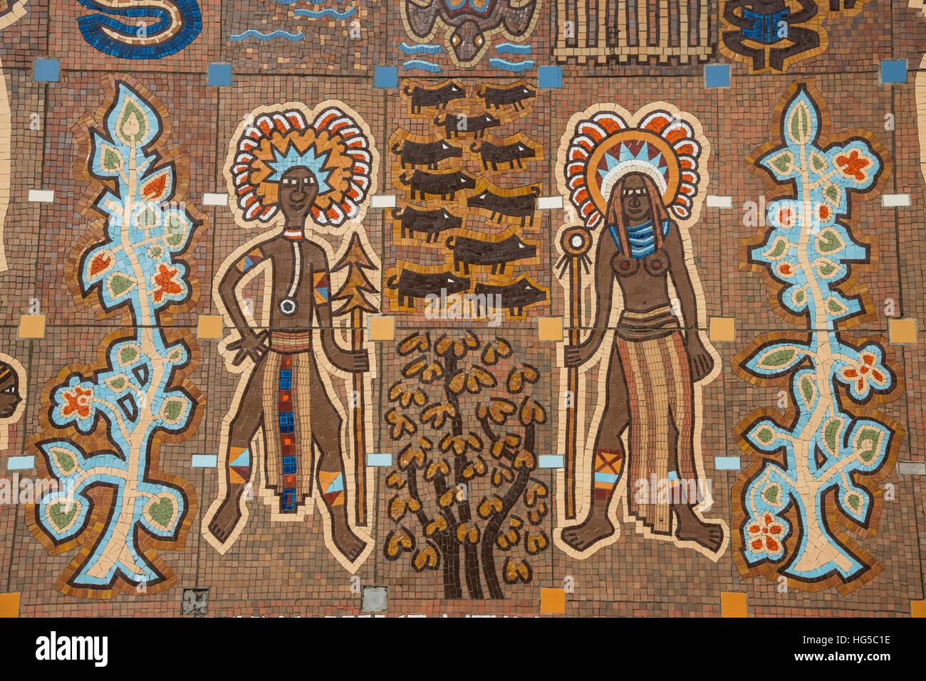 Mosaicos en la entrada del parlamento nacional, Port Moresby, Papua