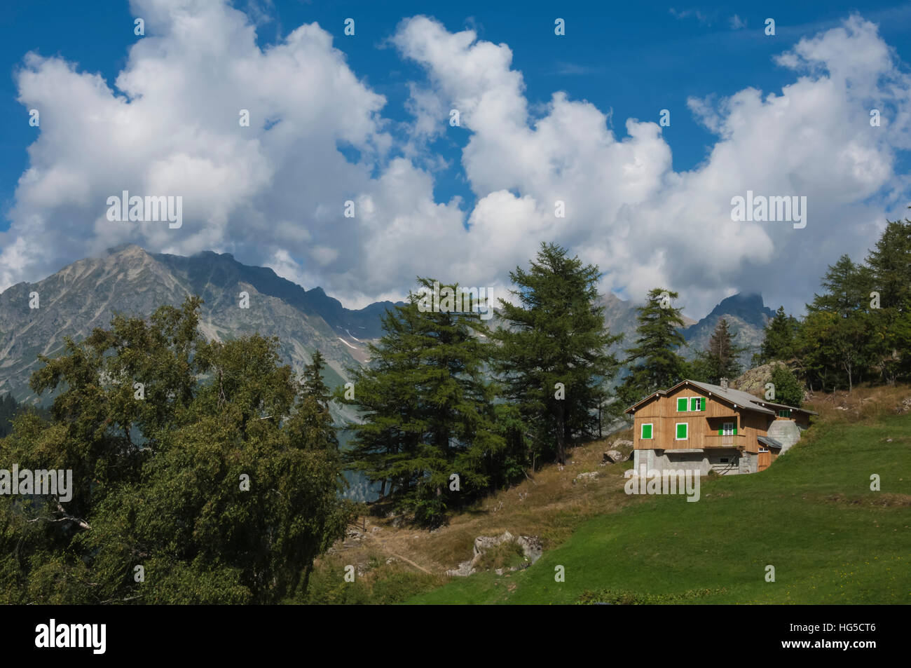 Granja en el Col de la Forclaz, Altos Alpes, Suiza Foto de stock