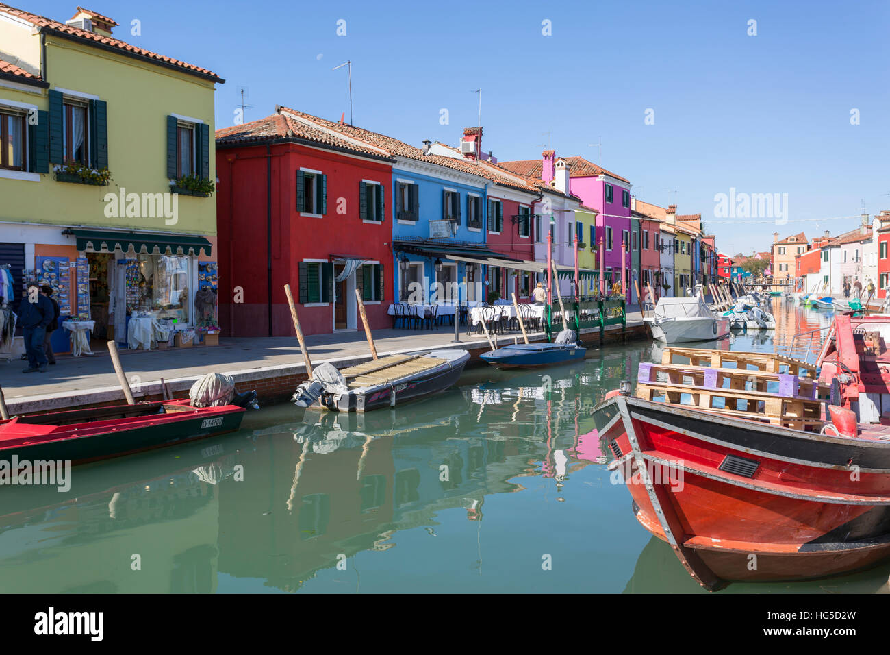 Canal y coloridas fachadas, Burano, Veneto, Italia Foto de stock