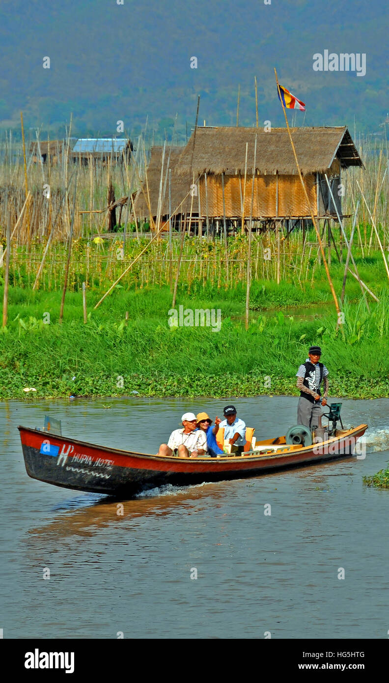 Los turistas en bote,jardín flotante, Lago Inle, Myanmar Foto de stock