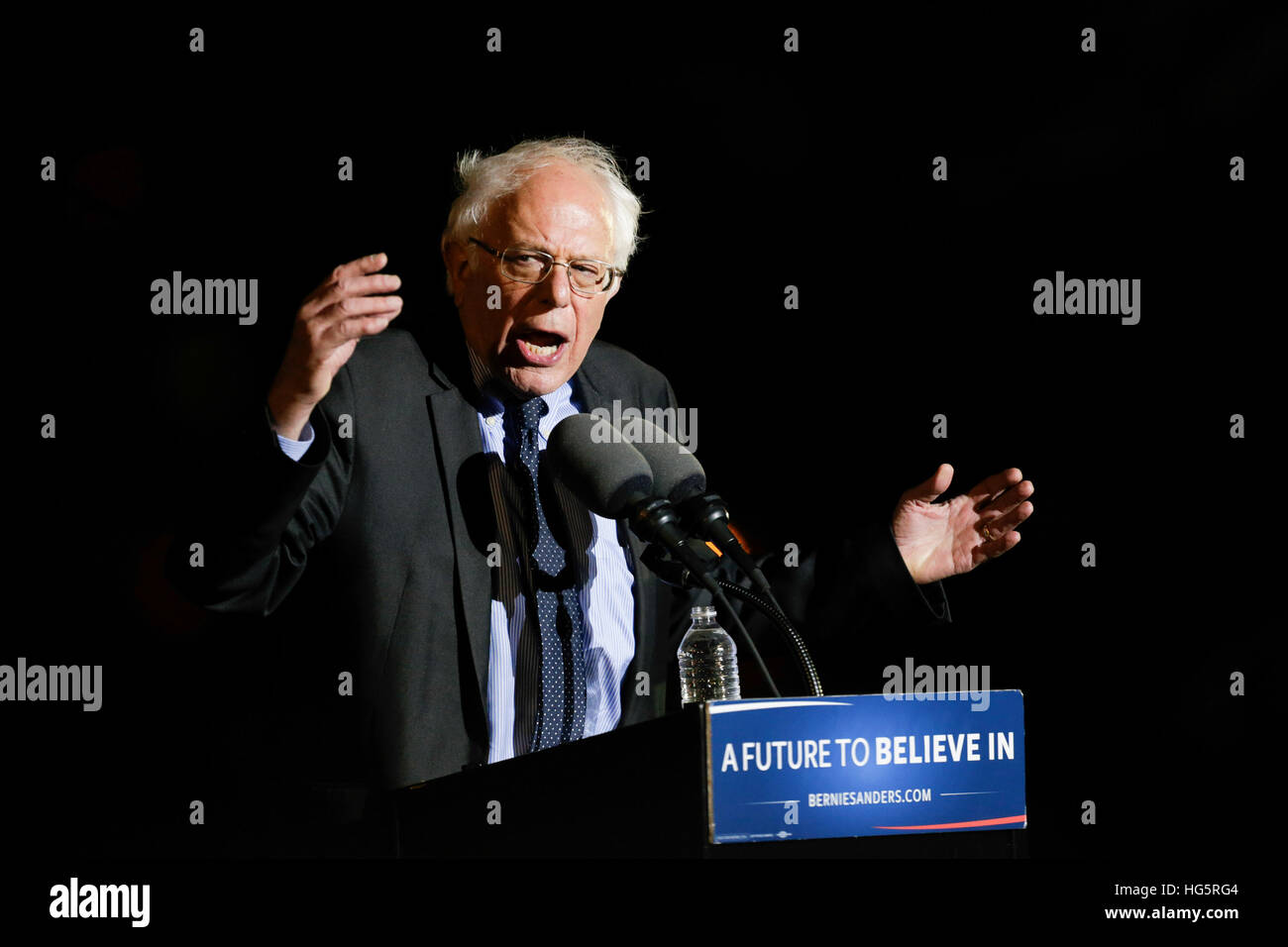 El nominado demócrata Bernie Sanders habla durante un mitin de campaña, en St. Mary's Park el 31 de marzo de 2016 en el Bronx, Nueva York. Foto de stock