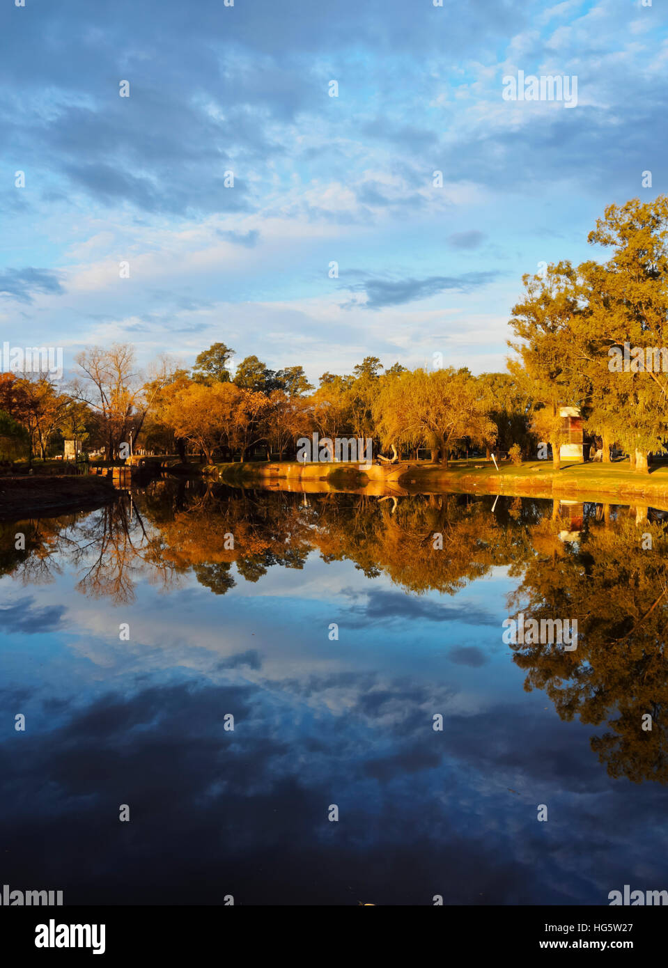 Argentina, Provincia de Buenos Aires, San Antonio de Areco, vista del río Areco al atardecer. Foto de stock