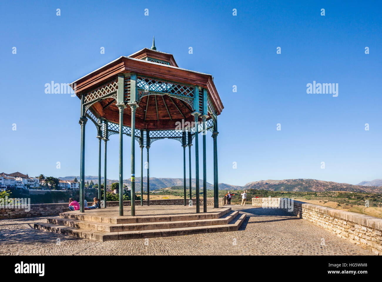 España, Andalucía, provincia de Málaga, Ronda, vista de la campiña y las sierras circundantes desde el Mirador de Ronda, la Alameda del Tajo Foto de stock