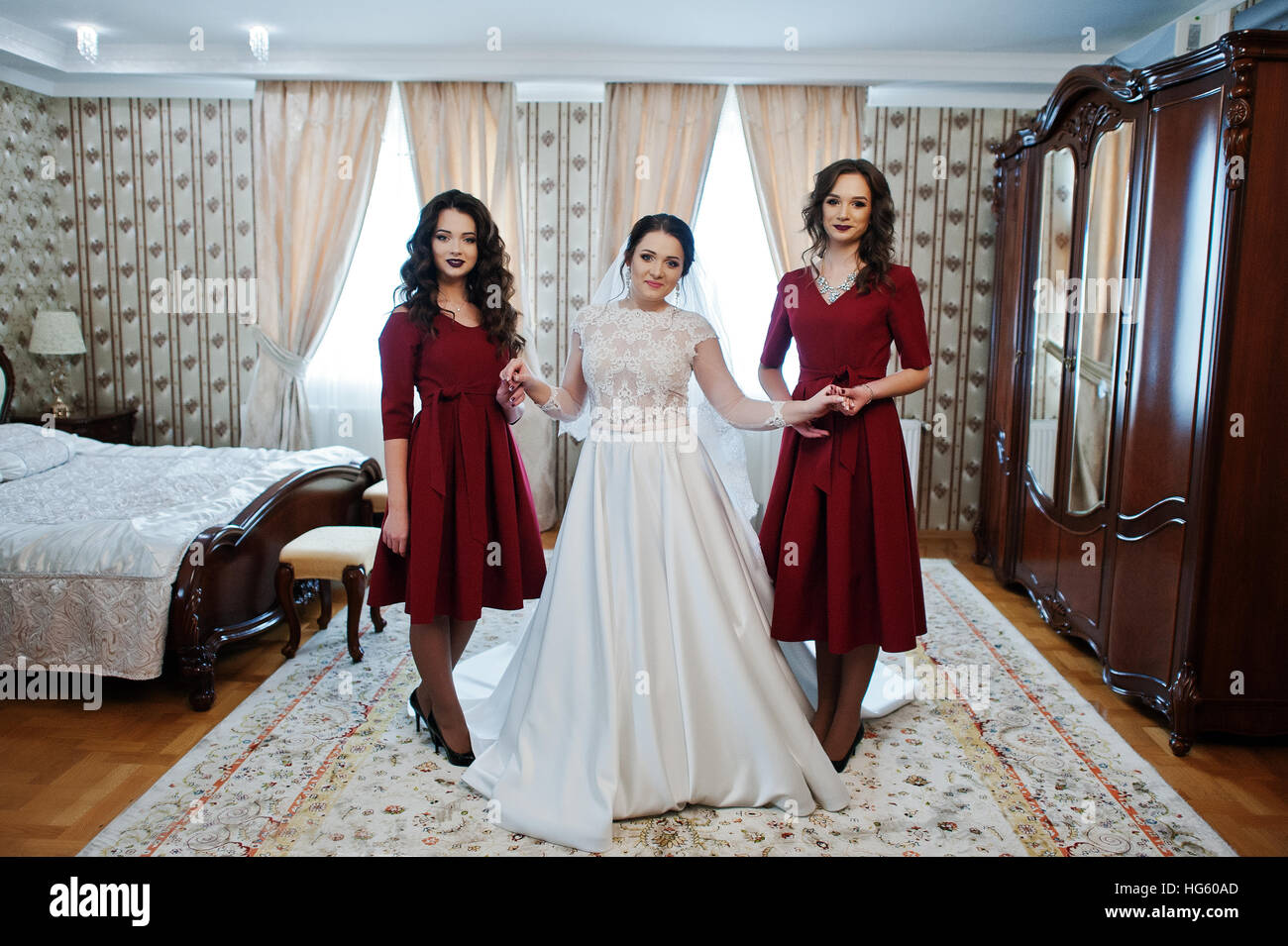 con dos increíbles en damas de vestido rojo la habitación en el día de la boda Fotografía de stock - Alamy