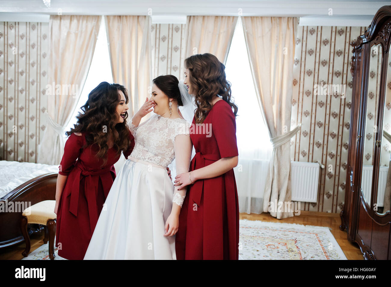 con dos increíbles en damas de vestido rojo la habitación en el día de la boda Fotografía de stock - Alamy
