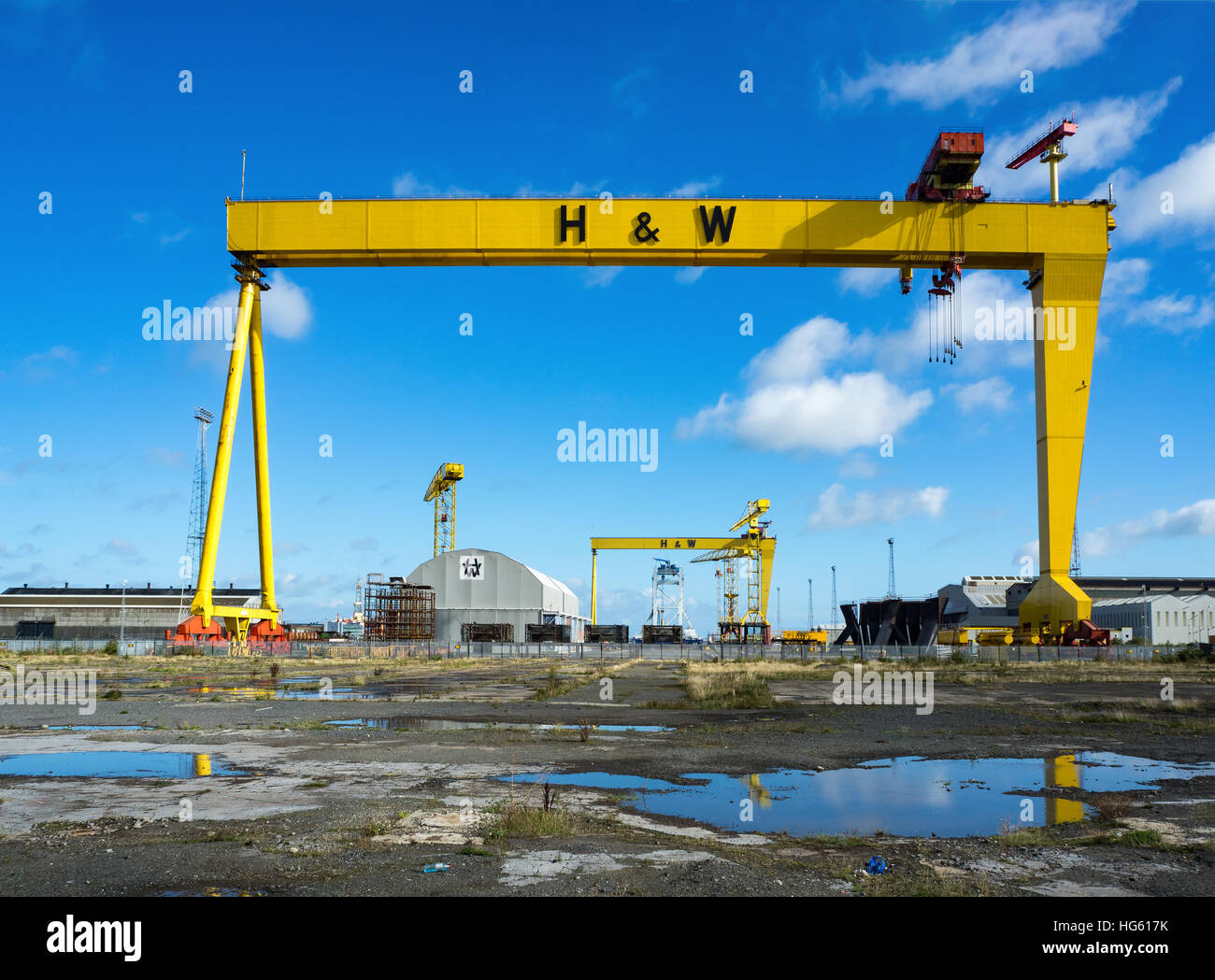 Sansón y Goliat. Dos grúas de pórtico de la construcción naval en Titanic Quarter, famoso de Belfast Foto de stock
