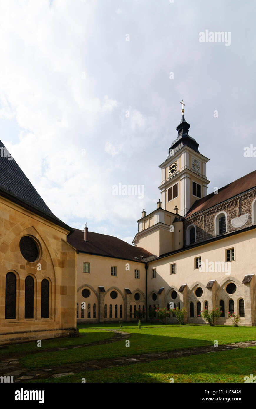 Lilienfeld: patio interior del monasterio cisterciense con fountain house a la izquierda, Mostviertel, Niederösterreich, Baja Austria, Austria Foto de stock
