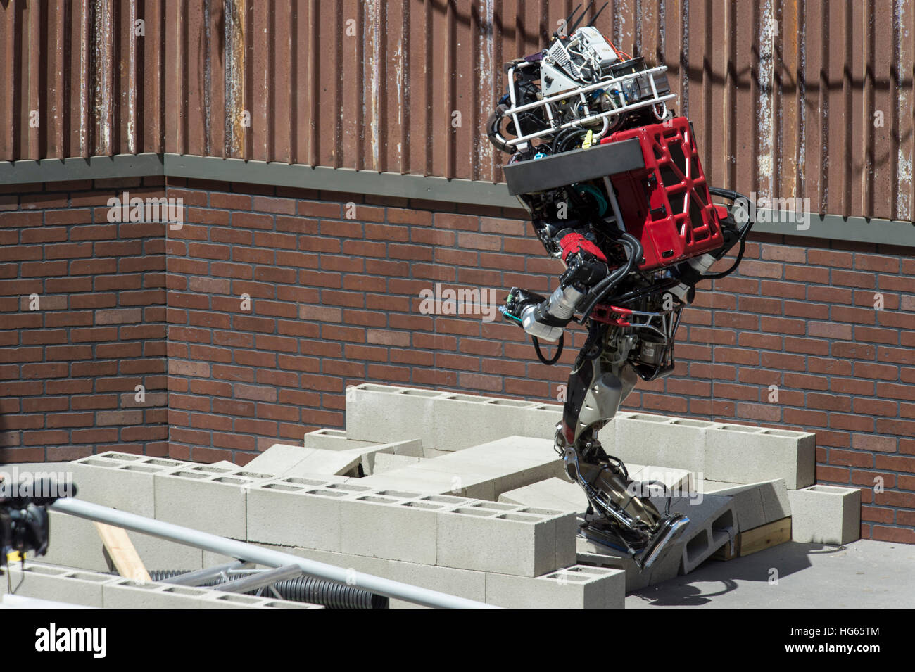 Un robot militar navega en un campo de desechos. Foto de stock