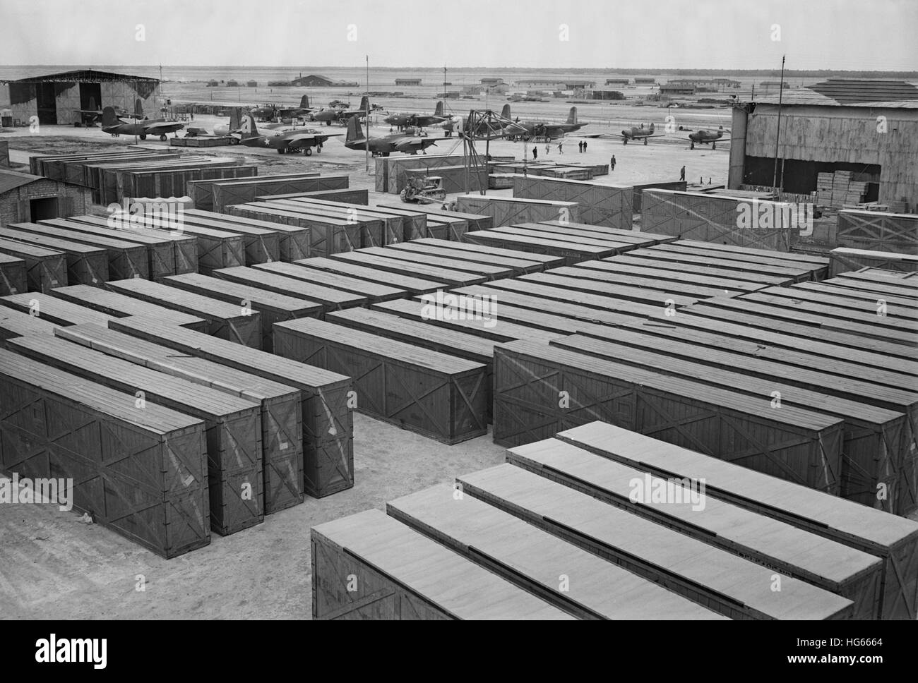 Embalar aviones de combate pendiente ensamblaje en un punto de entrega en Irán, en 1943. Foto de stock