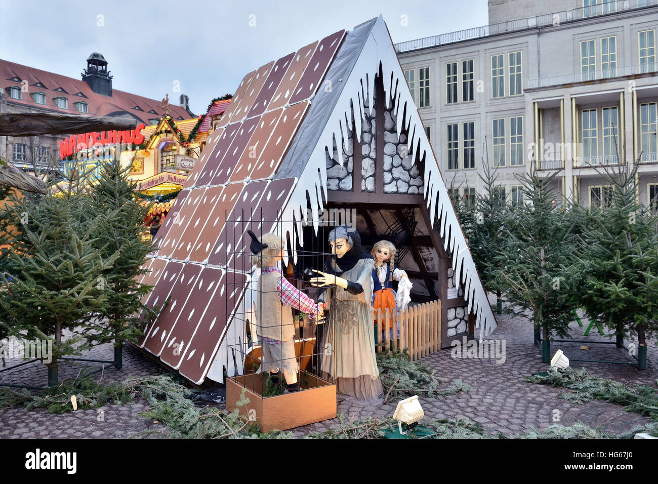 Las escenas que ilustran el folclore alemán y magia cuentos para niños instalados en mercado de Navidad en Leipzig, Alemania, el 21 de diciembre, 2014 Foto de stock