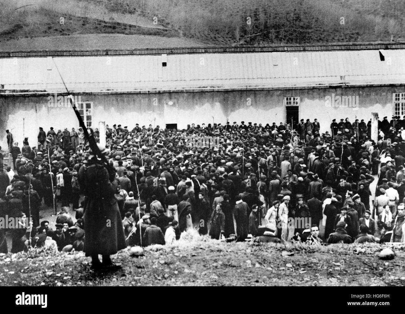 La imagen de la propaganda nazi muestra a los refugiados de guerra españoles (miembros de las Brigadas Internacionales que lucharon por el frente popular contra las tropas francos) en un campo de detención en la comuna Prats-de-Mollo-la-Preste, Francia, febrero de 1939. Fotoarchiv für Zeitgeschichtee - SIN SERVICIO DE ALAMBRE - | uso en todo el mundo Foto de stock