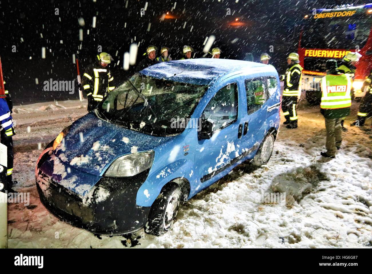 Oberstdorf, Alemania. 04 ene, 2017. Los bomberos recuperaron stand by un coche después de un accidente de tráfico cerca de Oberstdorf, Alemania, 04 de enero de 2017. El conductor del vehículo se desvió de la carretera durante las nevadas y cayeron en un arroyo. Él fue capaz de liberarse del vehículo y sólo tenían lesiones leves. Foto: Benjamin Liss/dpa/Alamy Live News Foto de stock