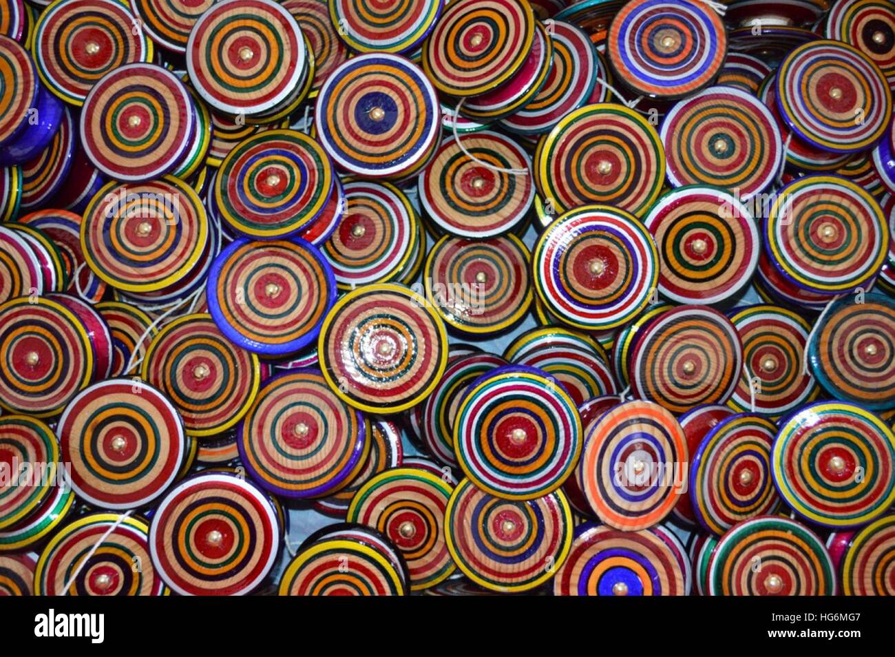 San Antonio La Isla. 5 de enero, 2017. Foto tomada el 5 de enero de 2017 muestra el yo-yos de madera para la venta en una tienda en San Antonio la isla