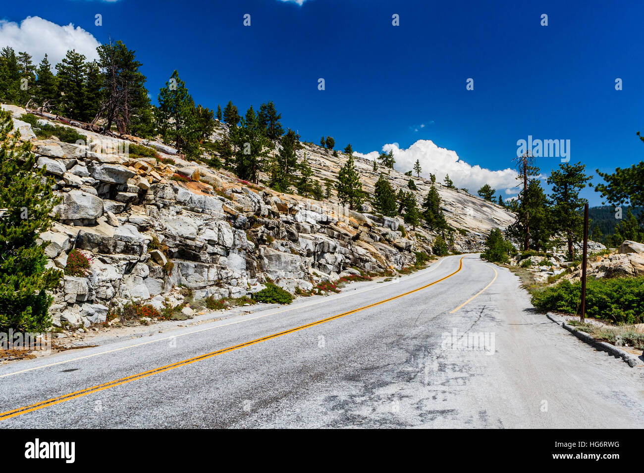 Tioga Pass es un paso de montaña en las montañas de Sierra Nevada. La ruta estatal 120 funciona a través de él, y sirve como punto de entrada oriental de Yosemite Nati Foto de stock