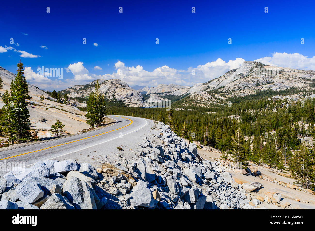 Tioga Pass es un paso de montaña en las montañas de Sierra Nevada. La ruta estatal 120 funciona a través de él, y sirve como punto de entrada oriental de Yosemite Nati Foto de stock