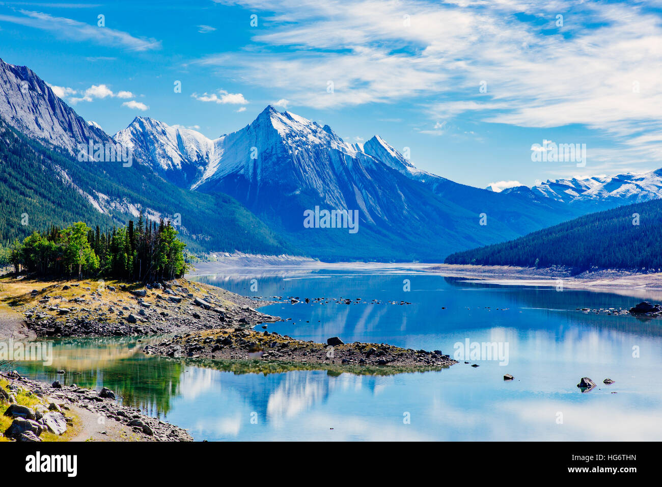 El Lago Medicina, el Parque Nacional de Jasper, Alberta, Canadá Foto de stock