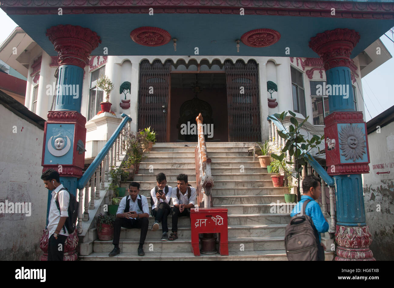 Los colegiales en los escalones de la nepalí Mandir, un histórico templo hindú en Guwahati, Assam, al noreste de la India Foto de stock