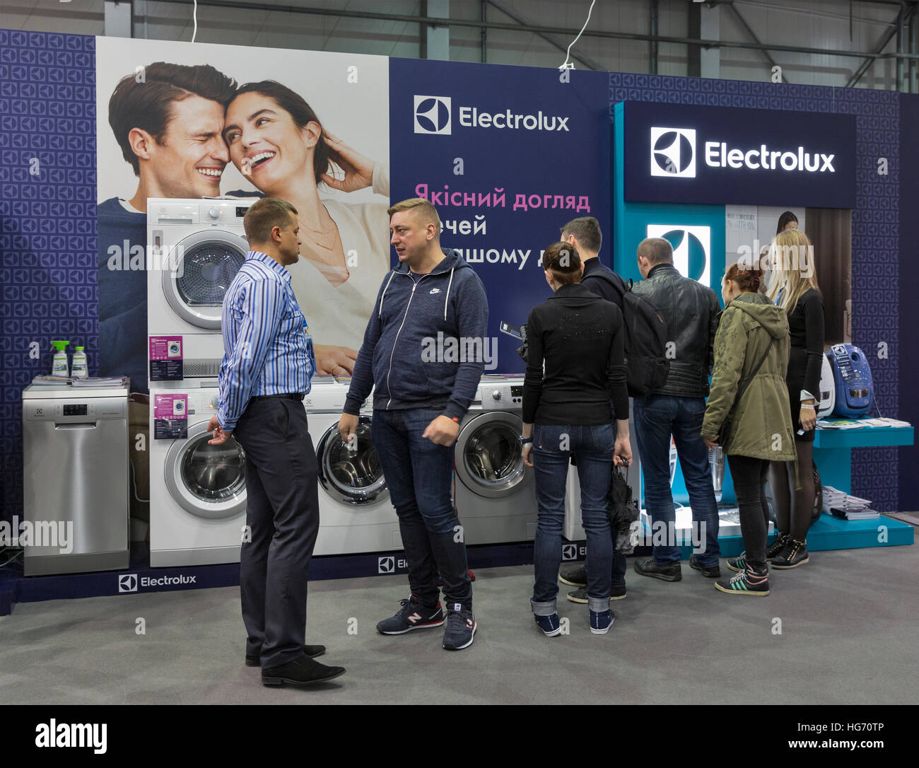 La gente visita Electrolux, una multinacional sueca fabricante de  electrodomésticos stand durante la ECO 2016 Fotografía de stock - Alamy