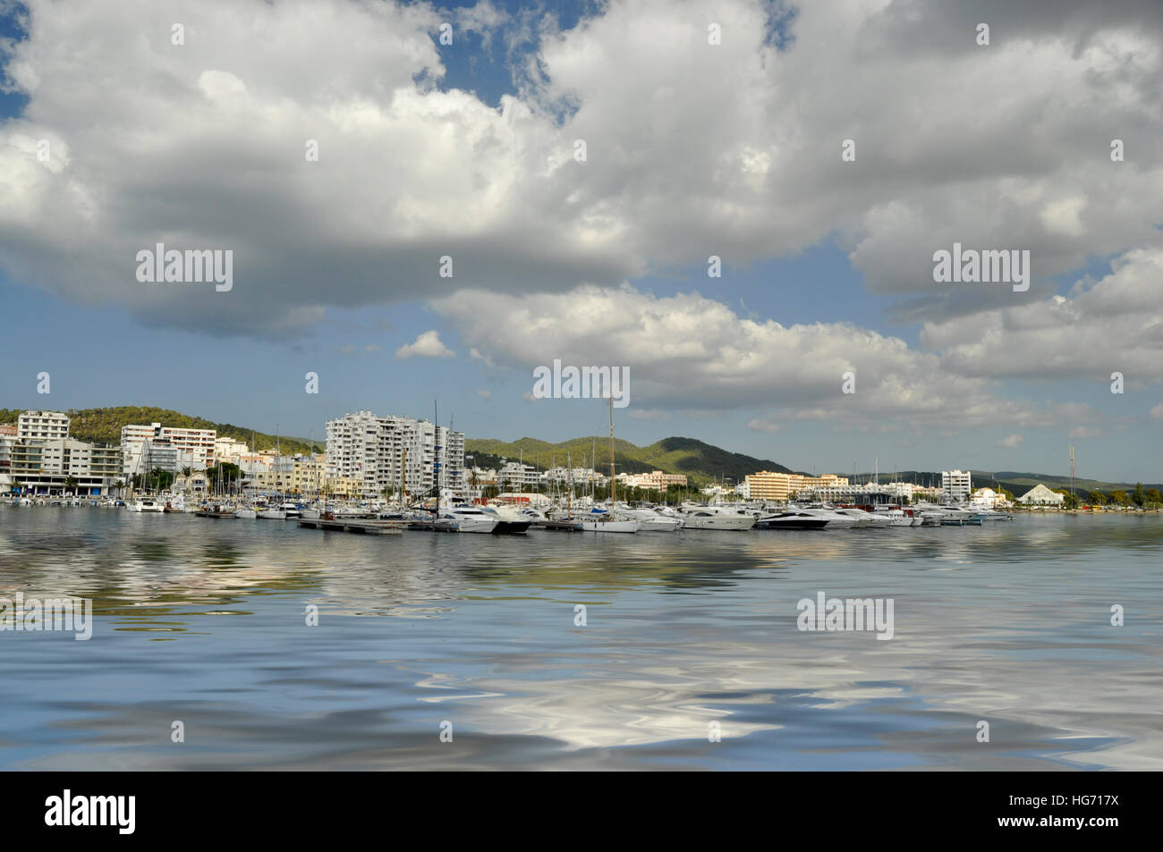 Vista del puerto turístico de San Antonio, en la isla de Ibiza Foto de stock