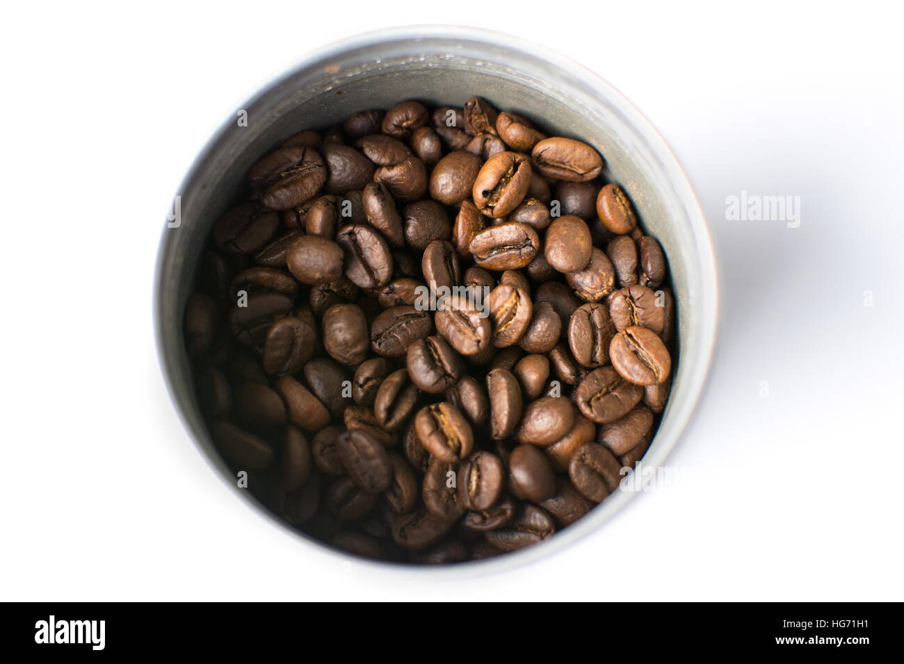 Café tostado en grano en una lata metálica Foto de stock