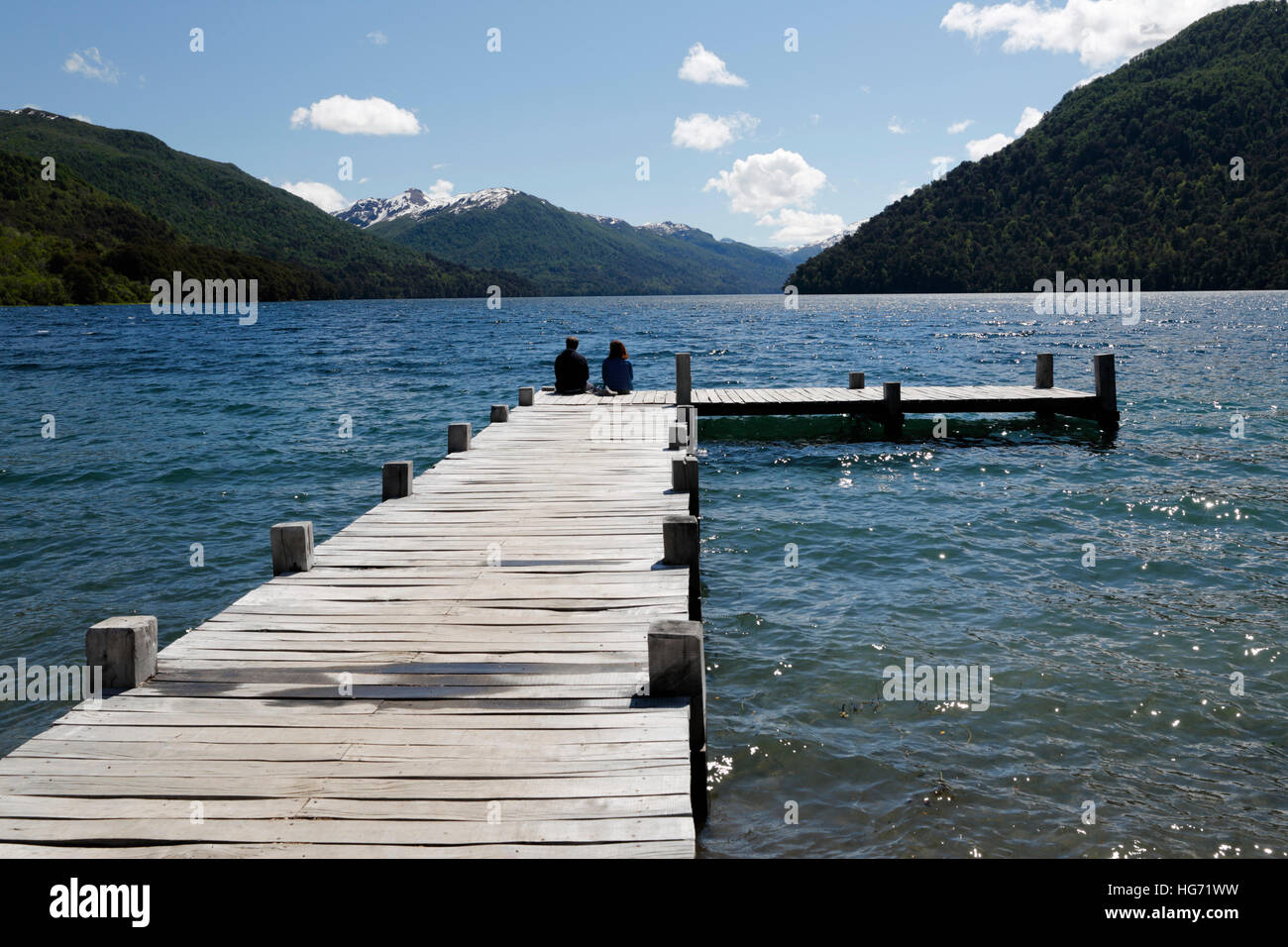 Muelle sobre el Lago Hermoso a lo largo de la unidad de los Siete Lagos, el Parque Nacional Nahuel Huapi, el Lake District, Argentina, Sudamérica Foto de stock