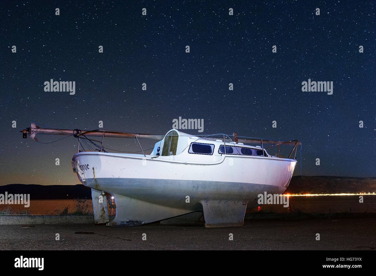 Barco en un astillero con un cielo estrellado. Foto de stock