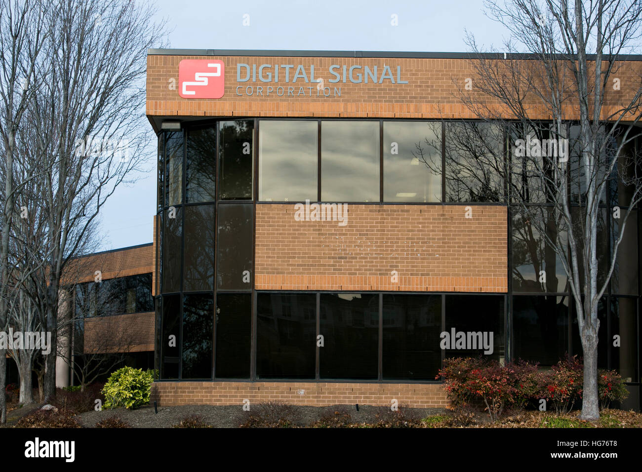 Un logotipo firmar fuera de la sede de la Señal Digital Corporation en Chantilly, Virginia el 31 de diciembre de 2016. Foto de stock