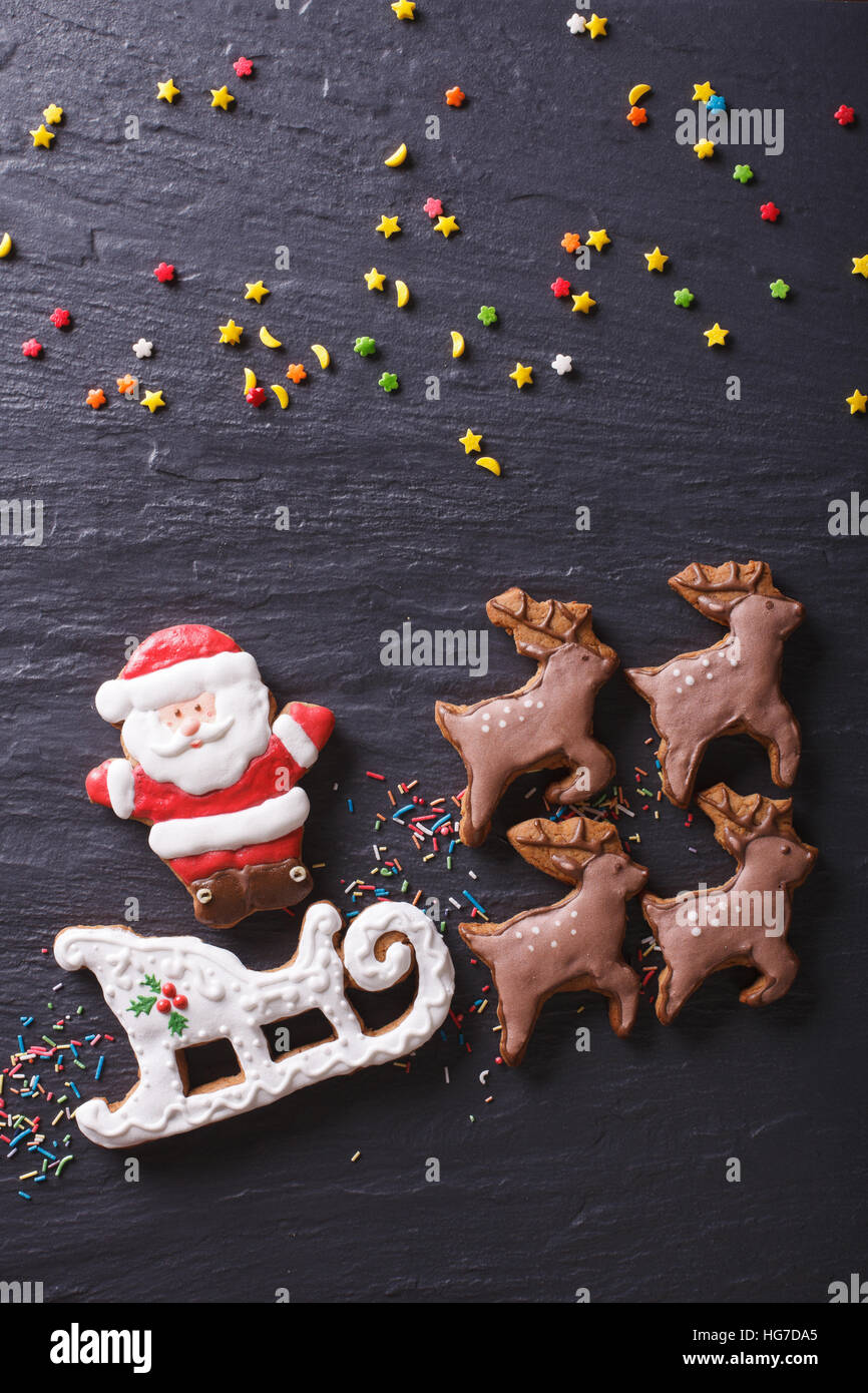 Gingerbread Santa en un trineo tirado por renos closeup. vista vertical desde arriba Foto de stock