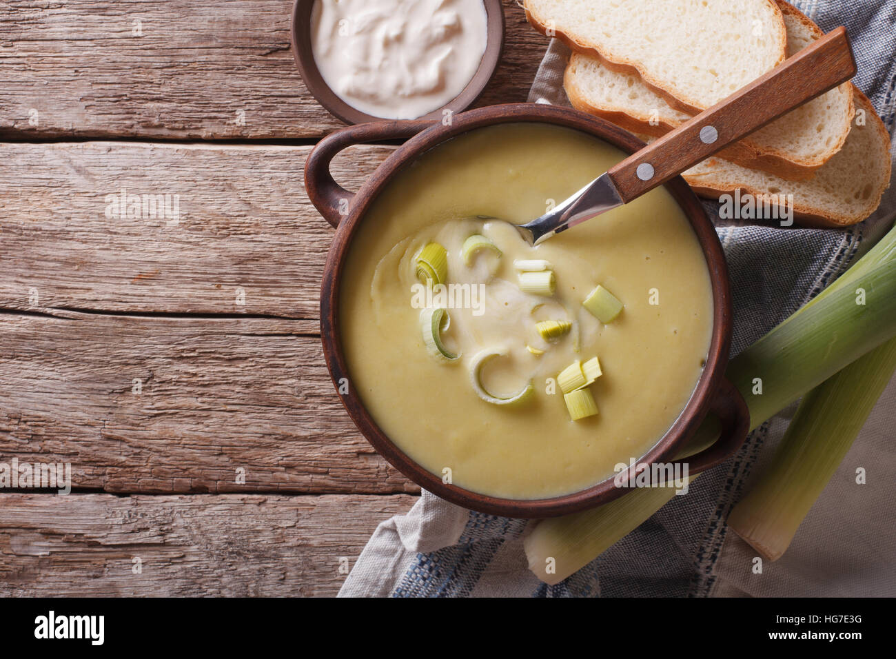 Sopa de puré de puerro con crema agria en la mesa vista desde arriba de la horizontal. Foto de stock